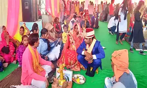 एमपी के दमोह में सामूहिक विवाह सम्मेलन में दुल्हन को थमाई घटिया सामग्री, आपत्ति के बाद करवाईं वापस