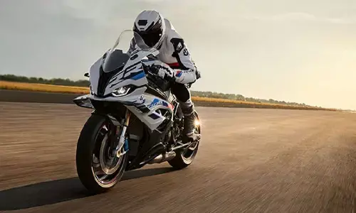 BMW ने लांच की अपनी फ्लैगशिप मोटरसायकल, कीमत और फीचर्स जानें BMW ने लांच की अपनी फ्लैगशिप मोटरसायकल, कीमत और फीचर्स जानें