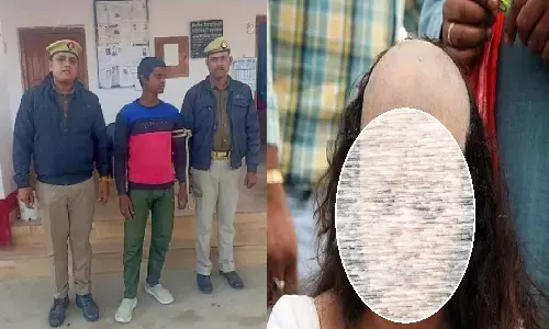 यूपी के पीलीभीत में पति ने पत्नी को गंजा कर दिया! क्योंकि खाने में बाल निकला था यूपी के पीलीभीत में पति ने पत्नी को गंजा कर दिया! क्योंकि खाने में बाल निकला था