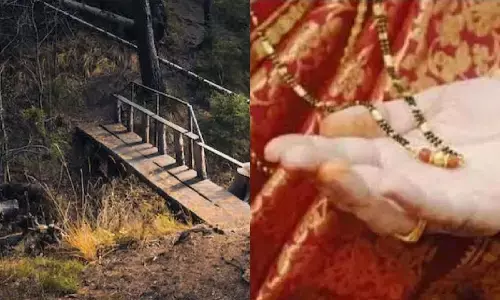 गांव में पुल नहीं बन रहा था, तो ट्रक ड्राइवर ने ऐसा काम किया जो नेताओं को शर्म से डूबा देगा गांव में पुल नहीं बन रहा था, तो ट्रक ड्राइवर ने ऐसा काम किया जो नेताओं को शर्म से डूबा देगा