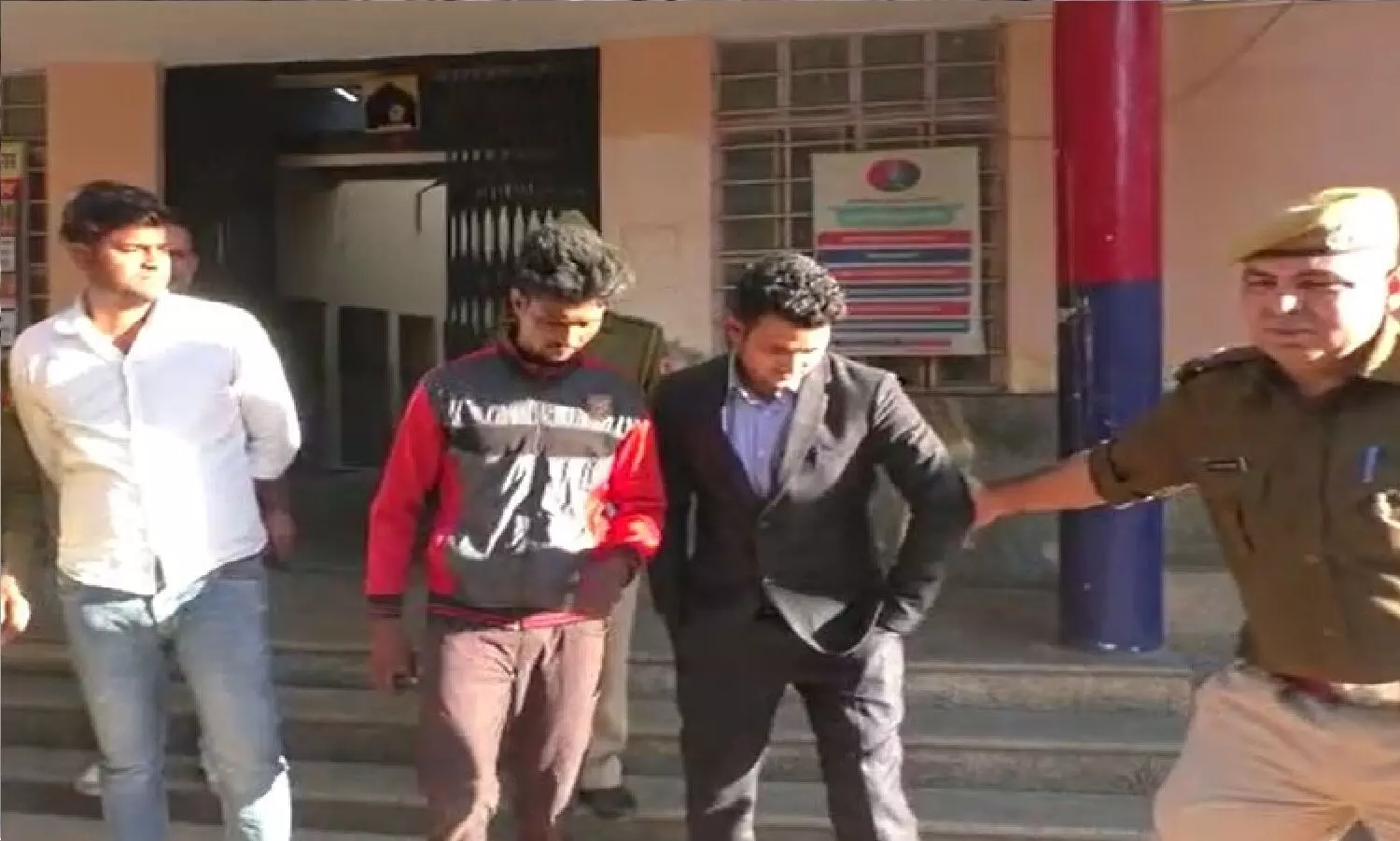 भरतपुर में एक डॉक्टर ने अपने दोस्तों के साथ मिलकर गरीब के 8 कंबल चुरा लिए! कोट पहने हुए आरोपी को पुलिस ने अरेस्ट किया
