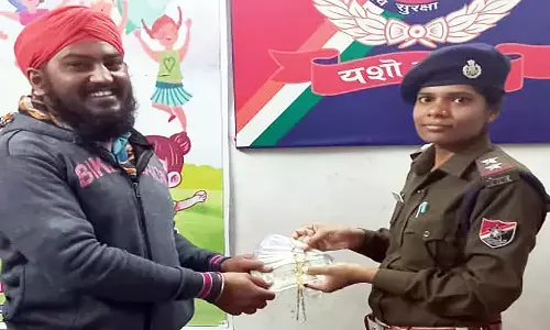 आरपीएफ स्टाफ ने यात्री को लौटाया डेढ़ लाख नकदी व जेवर से भरा पर्स