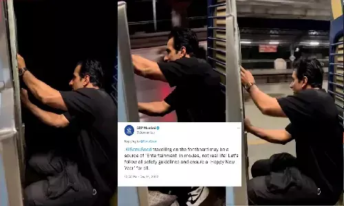 चलती ट्रेन में स्टंट कर रहे सोनू सूद को इंडियन रेलवेज से सबक सीखा दिया चलती ट्रेन में स्टंट कर रहे सोनू सूद को इंडियन रेलवेज से सबक सीखा दिया