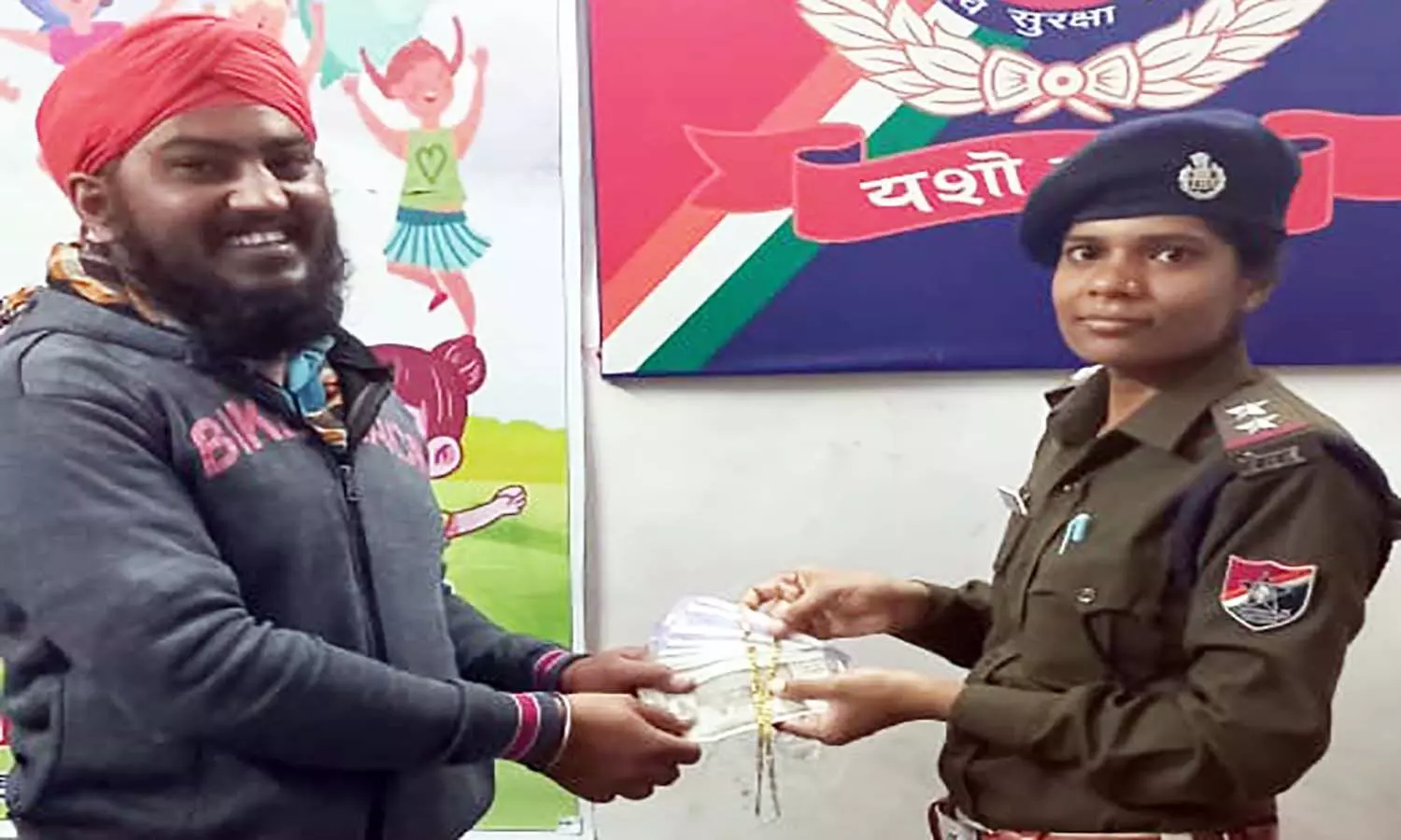 आरपीएफ स्टाफ ने यात्री को लौटाया डेढ़ लाख नकदी व जेवर से भरा पर्स