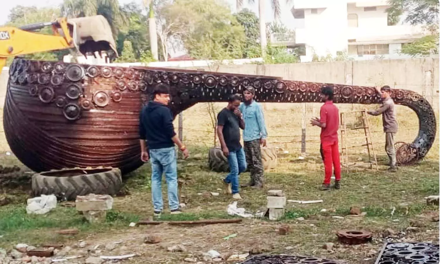 एमपी के भोपाल में कबाड़ से जुगाड़ कर बनाई दुनिया की सबसे बड़ी वीणा एमपी के भोपाल में कबाड़ से जुगाड़ कर बनाई दुनिया की सबसे बड़ी वीणा