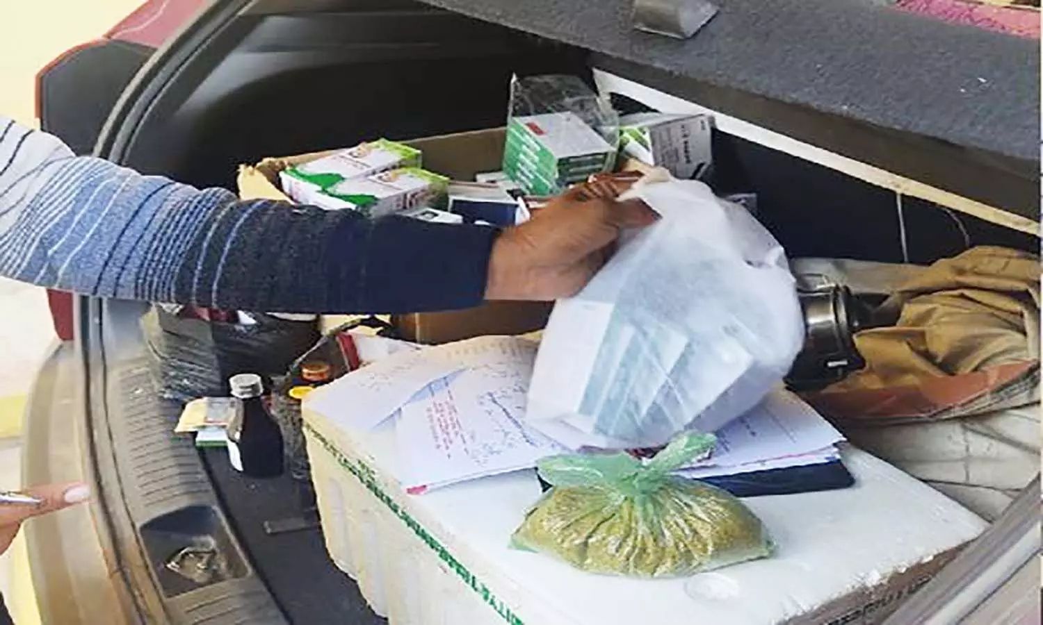 एमपी भिंड के सरकारी अस्पताल में वाहन को बनाया मेडिकल स्टोर, बेची जा रही थी प्राइवेट दवाइयां