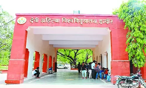 इंदौर के डीएवीवी की तीन वर्ष में होने वाली पीएचडी अब पांच साल में भी नहीं हो रही पूरी