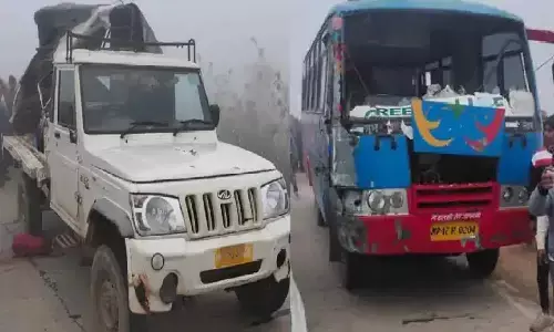 बस और स्कूली पिकअप वाहन की भिडंत बस और स्कूली पिकअप वाहन की भिडंत