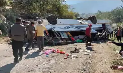 मणिपुर के नोनी में हादसा: टूर में जा रही स्कूल बस पलटी! 15 छात्रों की मौत हो गई मणिपुर के नोनी में हादसा: टूर में जा रही स्कूल बस पलटी! 15 छात्रों की मौत हो गई