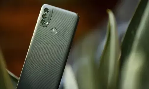 मोटोरोला के 4 जीबी रैम और 64 जीबी स्टोरेज  वाले स्मार्टफ़ोन को 2350 रूपए में खरीदें