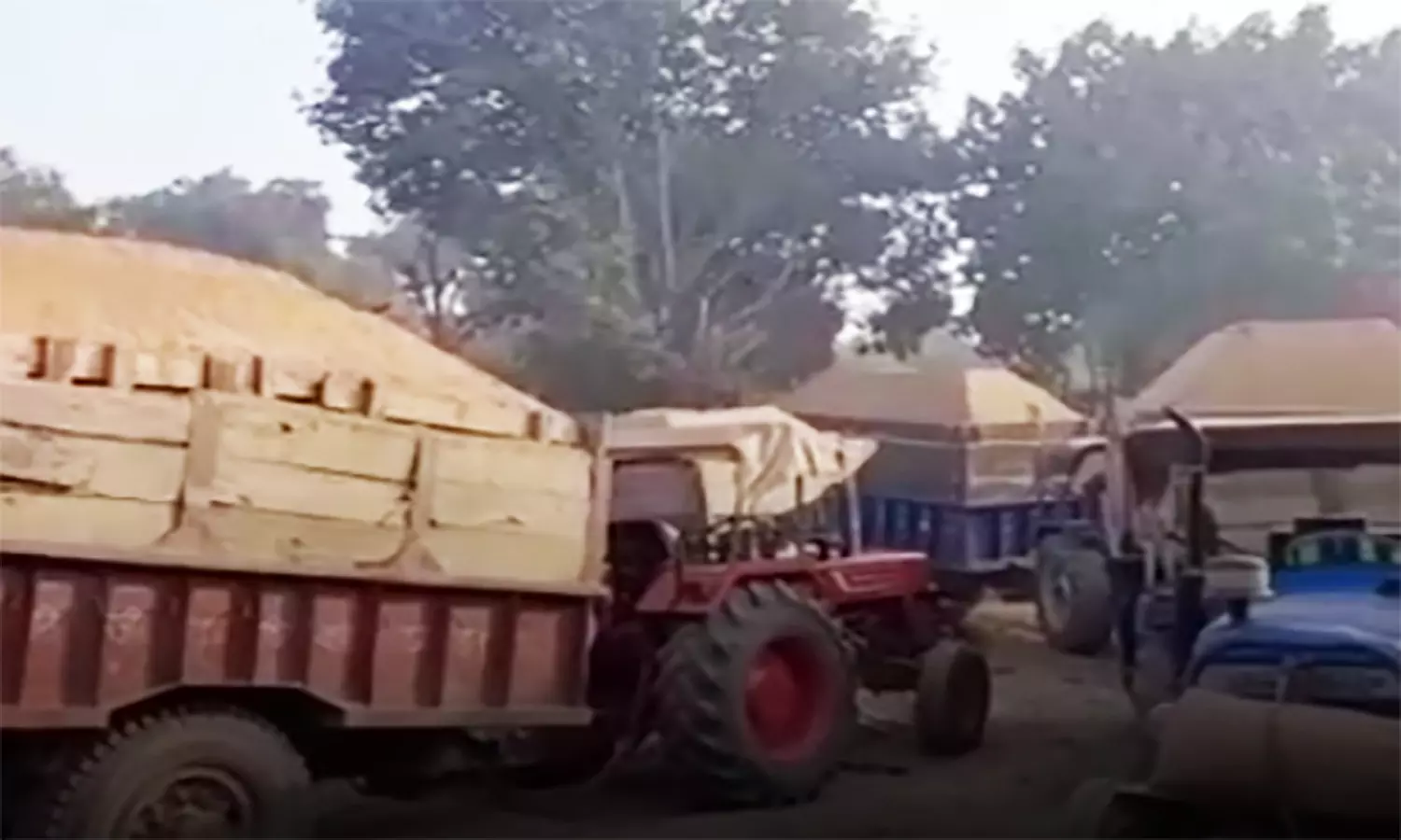 एमपी भिंड पुलिस ने पकड़ी रेत की ओवरलोड 13 ट्रैक्टर ट्राली