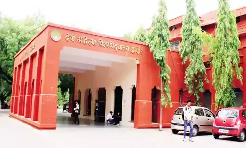डीएवीवी इंदौर का अक्टूबर में जारी हुआ रिजल्ट, अब तक यूजी फर्स्ट ईयर के छात्रों को नहीं मिली मार्कशीट