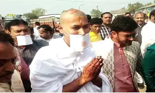 एमपी के देवास में जैन संत बने प्रांशुक, अमेरिका के सवा करोड़ का पैकेज छोड़ ली दीक्षा