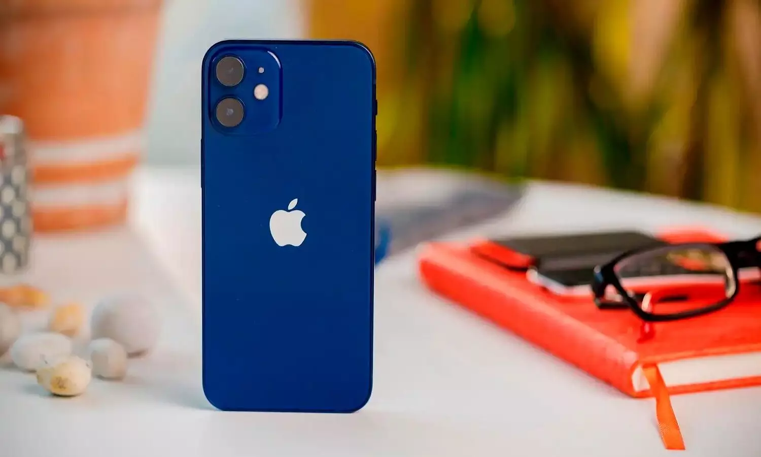 iPhone 12 Mini पर 44,000 रुपये की छूट, गाजर-मूली की तरह खरीद रहें लोग
