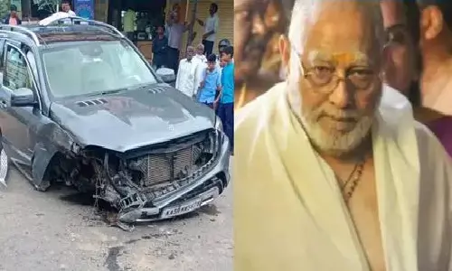 पीएम मोदी के छोटे भाई प्रह्लाद मोदी का रोड एक्सीडेंट, कार में पत्नी और बच्चे भी बैठे थे पीएम मोदी के छोटे भाई प्रह्लाद मोदी का रोड एक्सीडेंट, कार में पत्नी और बच्चे भी बैठे थे