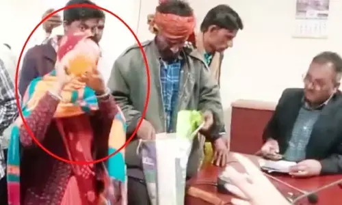 एमपी के शिवपुरी में जनसुनवाई के दौरान महिला ने खुद पर डाल लिया पेट्रोल, किया आत्मदाह का प्रयास