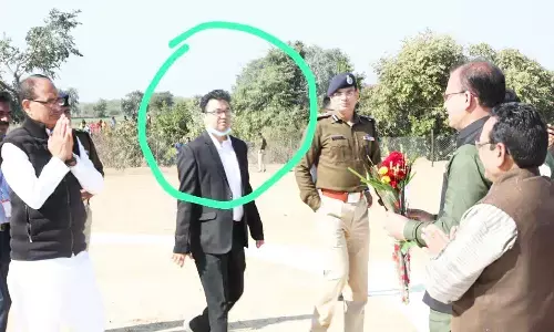 एमपी के निवाड़ी में सीएम का एक्शन, कलेक्टर व ओरछा तहसीलदार को हटाया