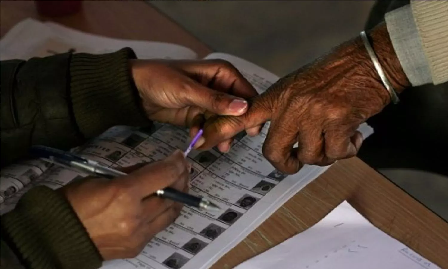 Remote Voting Machine: राज्य से बाहर होने पर भी मतदाता दे सकेंगे वोट, चुनाव आयोग ने बनाई रिमोट वोटिंग मशीन