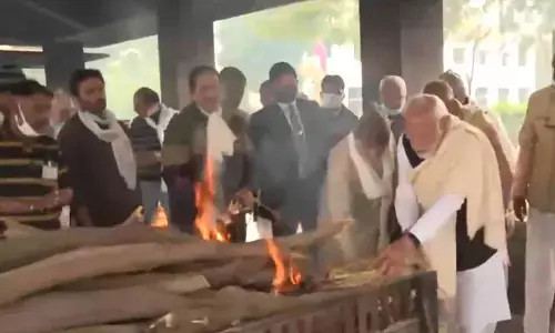 नहीं रहीं पीएम मोदी की मां: नरेंद्र मोदी ने मां को मुखाग्नि दी, अंतिम सफर में हीरा बा के पार्थिव शरीर के साथ शव वाहन में ही बैठे रहे नहीं रहीं पीएम मोदी की मां: नरेंद्र मोदी ने मां को मुखाग्नि दी, अंतिम सफर में हीरा बा के पार्थिव शरीर के साथ शव वाहन में ही बैठे रहे