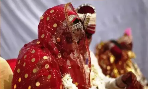 ऑनलाइन प्यार के साइड इफेक्ट: सुहागरात में दूल्हे को मालूम हुआ दुल्हन पहले लड़का थी! ऑनलाइन प्यार के साइड इफेक्ट: सुहागरात में दूल्हे को मालूम हुआ दुल्हन पहले लड़का थी!