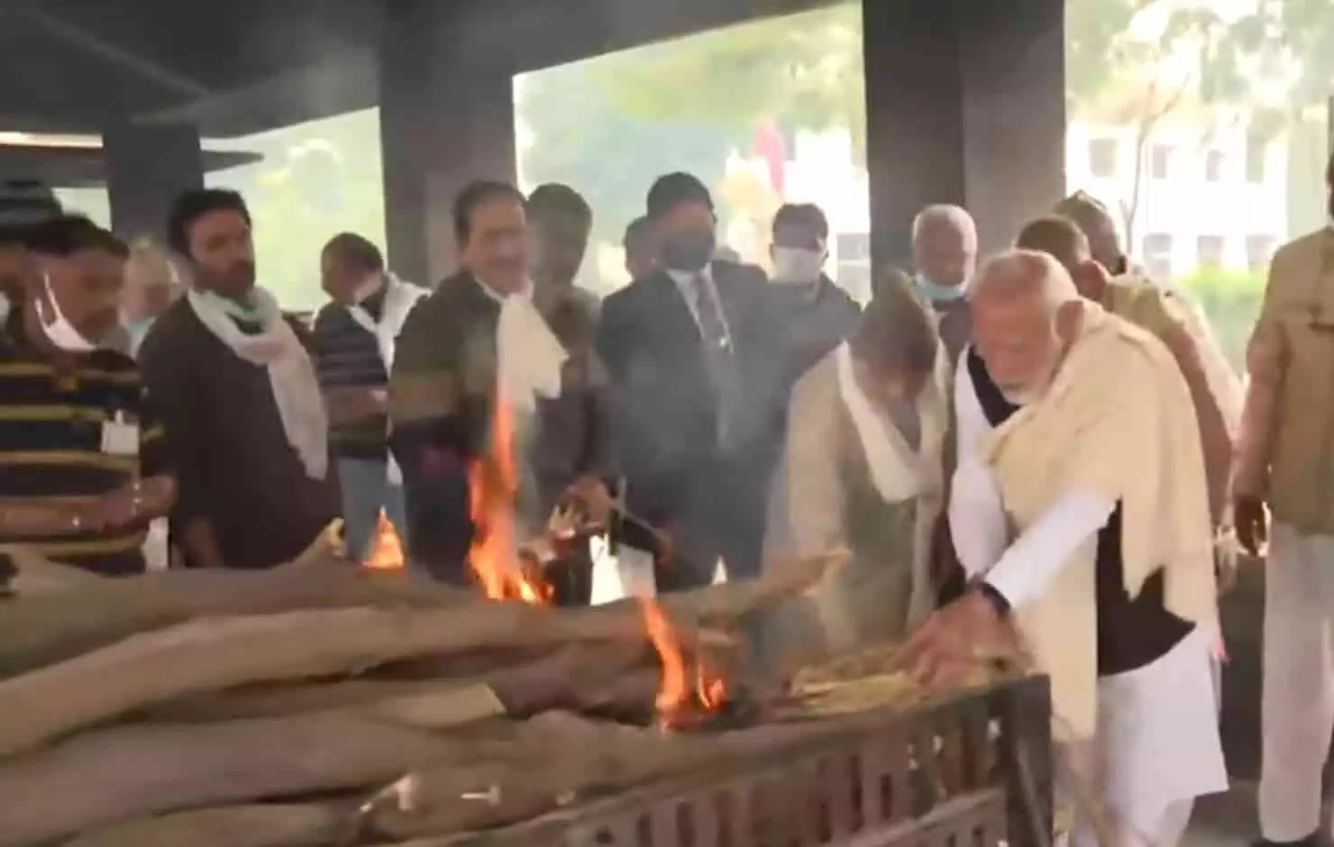 नहीं रहीं पीएम मोदी की मां: नरेंद्र मोदी ने मां को मुखाग्नि दी, अंतिम सफर में हीरा बा के पार्थिव शरीर के साथ शव वाहन में ही बैठे रहे नहीं रहीं पीएम मोदी की मां: नरेंद्र मोदी ने मां को मुखाग्नि दी, अंतिम सफर में हीरा बा के पार्थिव शरीर के साथ शव वाहन में ही बैठे रहे