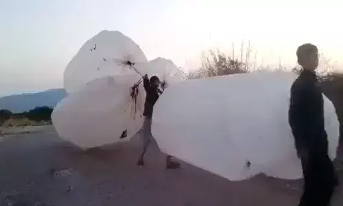 पाकिस्तानी अवाम प्लास्टिक की थैलियों में LPG गैस क्यों भरवा रही?