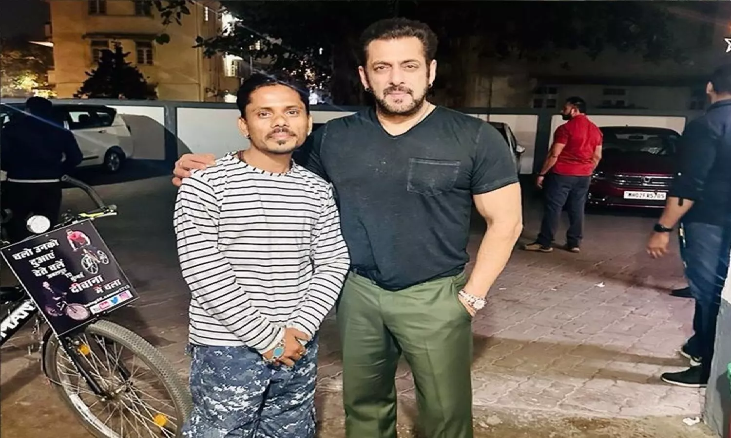 जबलपुर से 1100 किलोमीटर साइकल चलाकर सलमान खान से मिलने पहुंचा एक फैन! फिर क्या हुआ जबलपुर से 1100 किलोमीटर साइकल चलाकर सलमान खान से मिलने पहुंचा एक फैन! फिर क्या हुआ