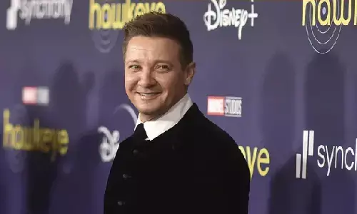 एवेंजर में Hawkeye का रोल करने वाले एक्टर Jeremy Renner अस्पताल में भर्ती, हालत क्रिटिकल है