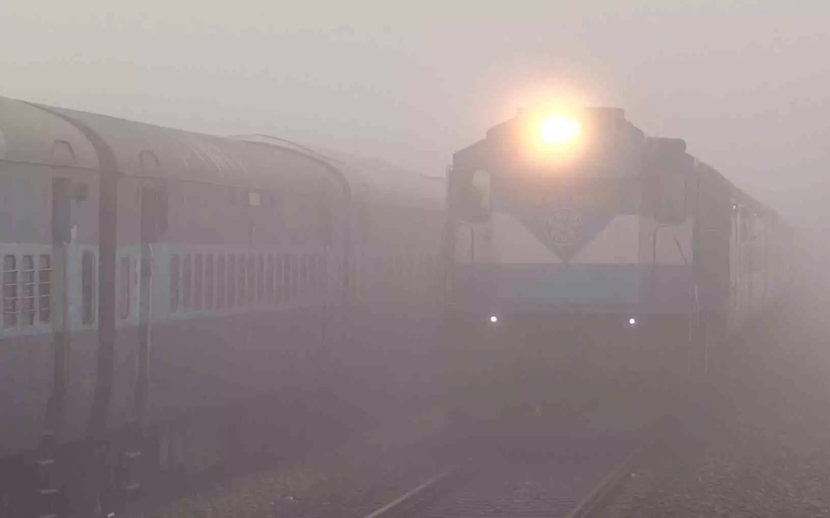एमपी के जबलपुर में ट्रेनें छह से आठ घंटे देरी से चल रहीं, कोहरा बना वजह