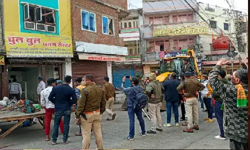 उज्जैन: पतंग बेचने वाले के पास चाइनीज मांझा मिला, तो प्रशासन ने घर में बुलडोजर चलवा दिया! उज्जैन: पतंग बेचने वाले के पास चाइनीज मांझा मिला, तो प्रशासन ने घर में बुलडोजर चलवा दिया!