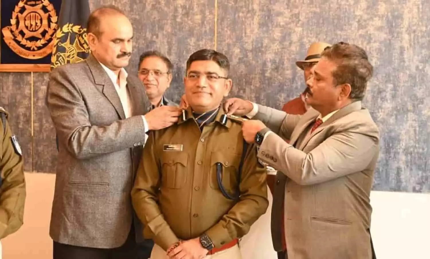 पुलिस उप-महानिरीक्षक बनें रीवा SSP: रीवा पुलिस अधीक्षक IPS नवनीत भसीन DIG बनें, ADGP ने लगाया स्टार