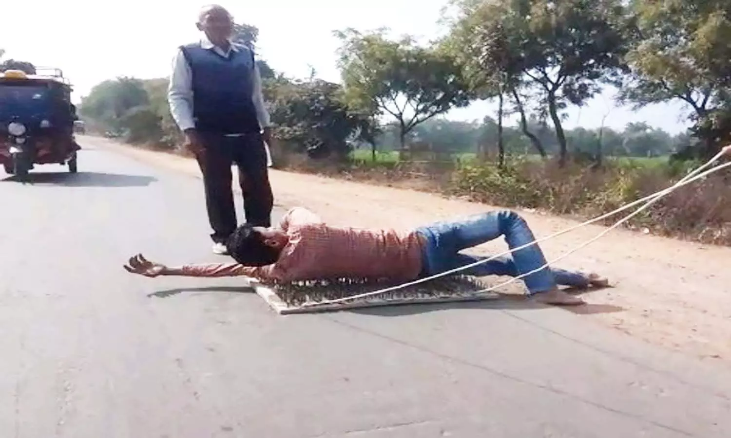 एमपी के युवक के मन में उमड़ी श्रद्धा तो नुकीली कीलों की शैया पर लेटकर जा रहा बागेश्वर धाम एमपी के युवक के मन में उमड़ी श्रद्धा तो नुकीली कीलों की शैया पर लेटकर जा रहा बागेश्वर धाम