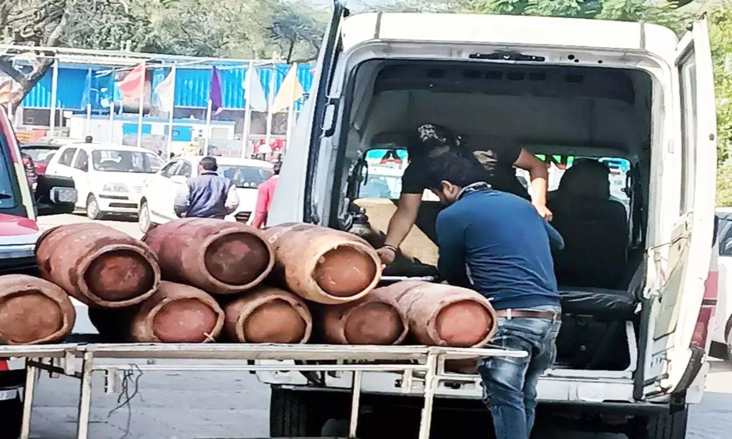 एमपी भोपाल जिला अस्पताल का हाल, एम्बुलेंस से ढोए जा रहे गैस सिलेण्डर एमपी भोपाल जिला अस्पताल का हाल, एम्बुलेंस से ढोए जा रहे गैस सिलेण्डर