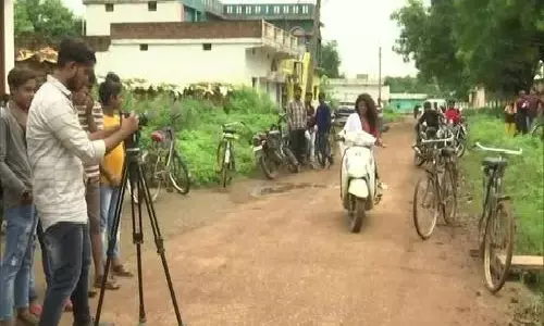 Village Of Youtubers: ऐसा गांव जहां की एक तिहाई आबादी यूट्यूब वीडियो बनाकर अपना घर चलाती है