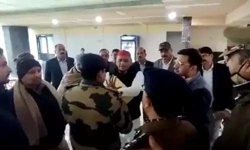 पुलिस हेडक्वार्टर पहुंचे अखिलेश यादव ने कहा- पुलिस की चाय नहीं पिएंगे, जहर मिला दिया तो?