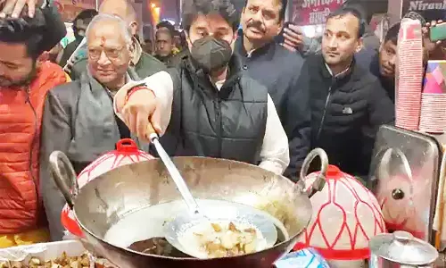 एमपी के ग्वालियर व्यापार मेले में ज्योतिरादित्य ने तली भजिया, मूंगफली दुकानदार का जाना हाल-चाल