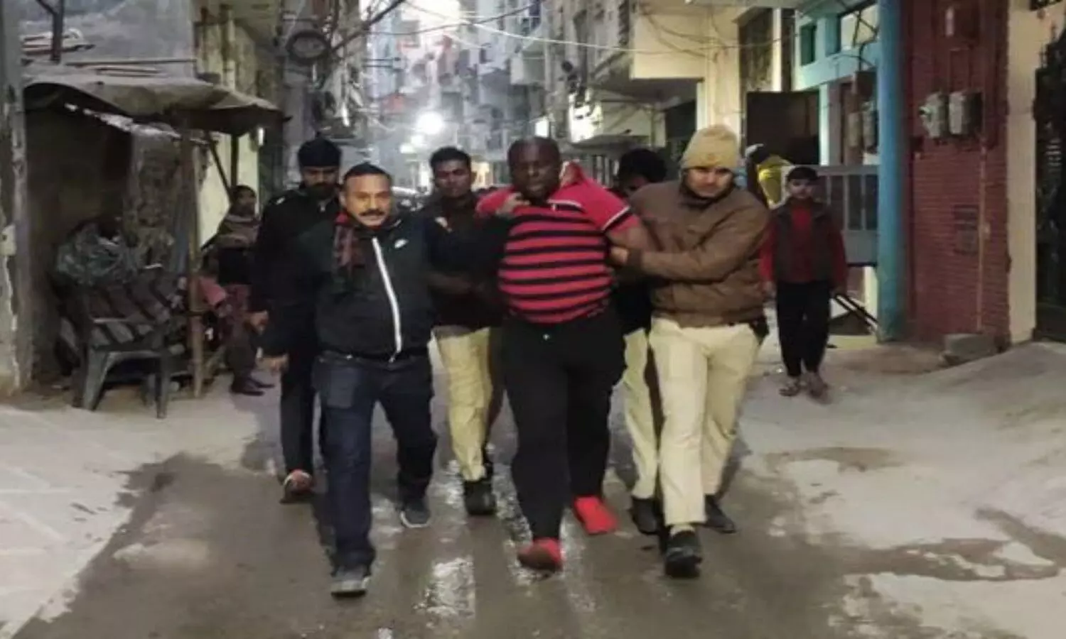 दिल्ली पुलिस ने भिड़ गए अफ़्रीकी मूल के नागरिक, 100 से ज़्यादा लोग इकठ्ठा हुए और अपने साथी को थाने से छुड़ाकर ले आए