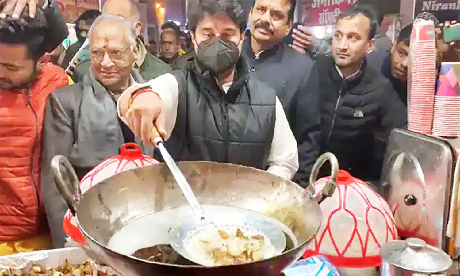 एमपी के ग्वालियर व्यापार मेले में ज्योतिरादित्य ने तली भजिया, मूंगफली दुकानदार का जाना हाल-चाल