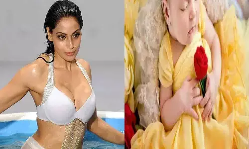 44 साल की Bipasha Basu ने दिखाया अपनी बेटी का चेहरा! फटाफट देखे किसके जैसे दिखती है न्यू बेबी