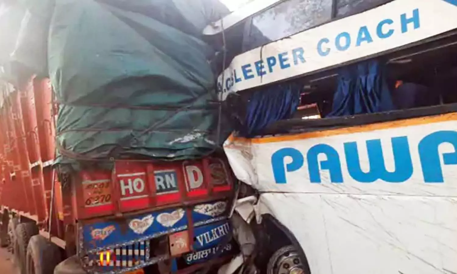 एमपी नर्मदापुरम में श्रद्धालुओं से भरी बस ट्रक से टकराईः एक की मौत, 38 घायल