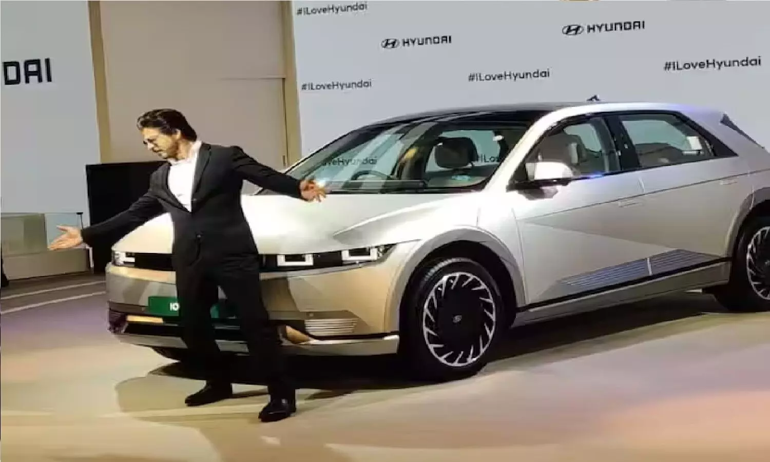 Auto Expo 2023: शाहरुख़ खान ने लॉन्च की हुंडई की EV कार Hyundai Ioniq 5, जानें रेंज और कीमत