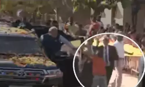 कर्नाटक में पीएम मोदी की सुरक्षा में चूक, रोड शो में सुरक्षा घेरा तोड़कर PM के करीब पहुंचा युवक! कर्नाटक में पीएम मोदी की सुरक्षा में चूक, रोड शो में सुरक्षा घेरा तोड़कर PM के करीब पहुंचा युवक!