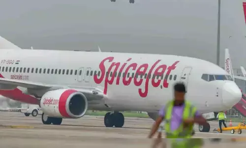 टेकऑफ से पहले दिल्ली से पुणे जाने वाली SpiceJet फ्लाइट में बम होने की खबर, सर्च ऑपरेशन जारी