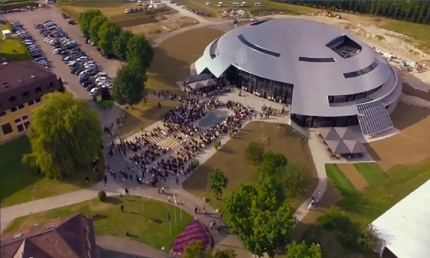 दुनिया के सबसे महंगे स्कूल: जहां करोड़ों रुपए लगती है फीस, ऐसा क्या पढ़ाया जाता है? दुनिया के सबसे महंगे स्कूल: जहां करोड़ों रुपए लगती है फीस, ऐसा क्या पढ़ाया जाता है?