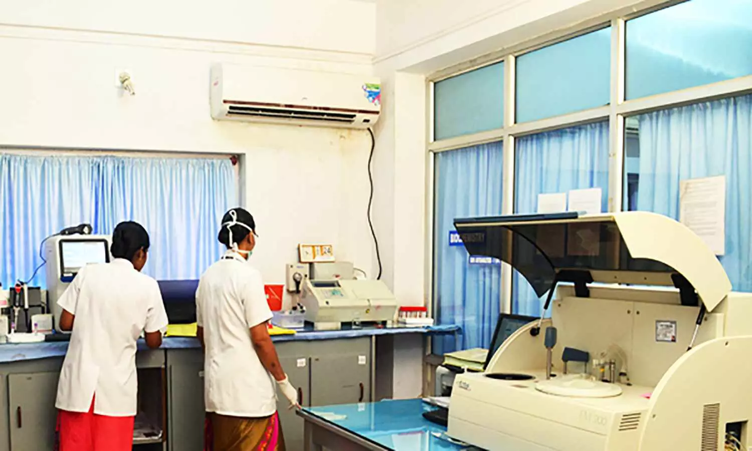 एमपी में आउसोर्सिंग से लैब टेस्ट में गड़बड़ी, पांच जिलों के सरकारी अस्पतालों की होगी जांच एमपी में आउसोर्सिंग से लैब टेस्ट में गड़बड़ी, पांच जिलों के सरकारी अस्पतालों की होगी जांच