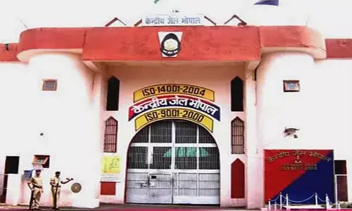 MP News: भोपाल केन्द्रीय कारागार में कैद सिमी के 26 आतंकी, निगरानी में तैनात हैं 77 पुलिसकर्मी MP News: भोपाल केन्द्रीय कारागार में कैद सिमी के 26 आतंकी, निगरानी में तैनात हैं 77 पुलिसकर्मी