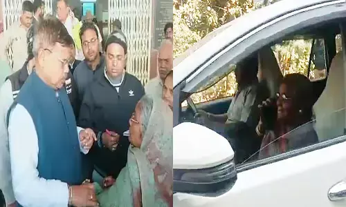 एमपी के ऊर्जा मंत्री ने दिखाई दरियादिली, वृद्ध महिला को अपनी गाड़ी में बैठाया