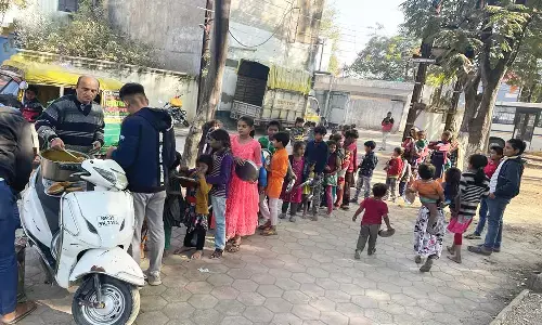 MP News: सप्ताह में एक दिन बस्ती के 350 गरीब बच्चों को करा रहे भोजन, अब उपचार प्रदान करने खोली क्लीनिक MP News: सप्ताह में एक दिन बस्ती के 350 गरीब बच्चों को करा रहे भोजन, अब उपचार प्रदान करने खोली क्लीनिक