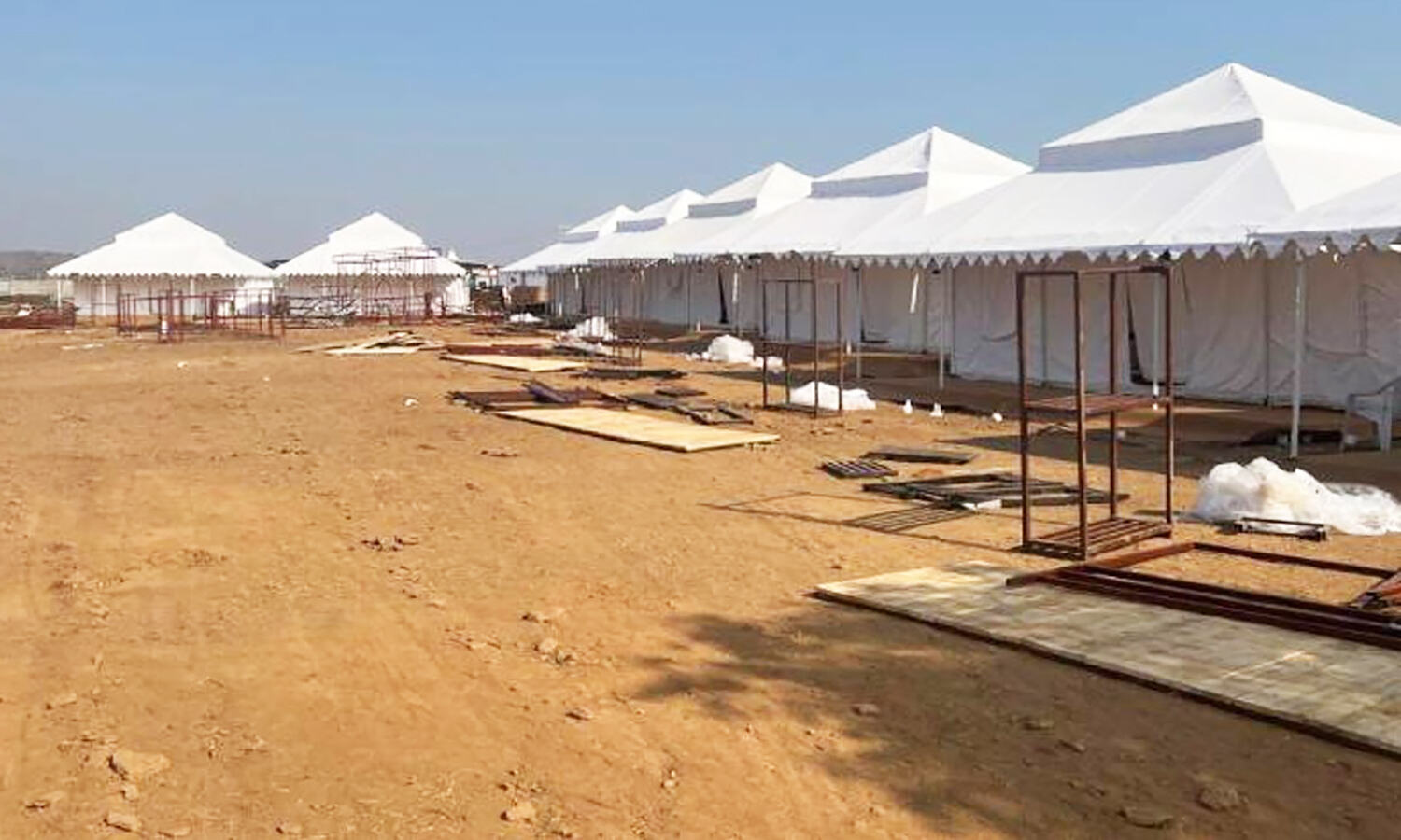 A closer look at Phys Land Water-Based Apartment Themes