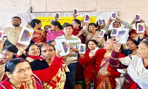 MP News: इंदौर में आंगनबाड़ी कार्यकर्ता होंगी हाईटेक, दो हजार कार्यकर्ताओं को वितरित होंगे स्मार्ट फोन MP News: इंदौर में आंगनबाड़ी कार्यकर्ता होंगी हाईटेक, दो हजार कार्यकर्ताओं को वितरित होंगे स्मार्ट फोन